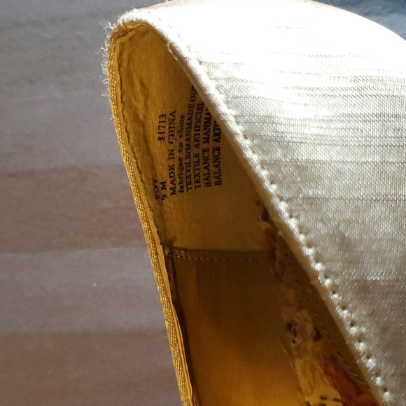 Ladies Jellypop heels, size 9, gold fabric, low heel - Picture 6 of 12